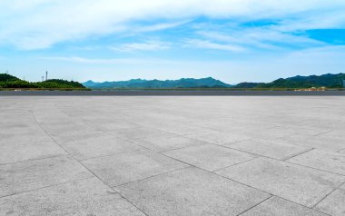 Boş Plaza Tuğlaları ve Güzel Doğal Manzara