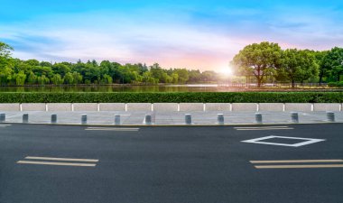 Yol yüzeyi ve gökyüzü kara bulutu