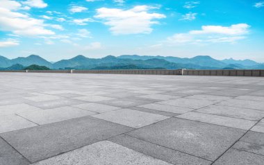 Boş Plaza Tuğlaları ve Güzel Doğal Manzara