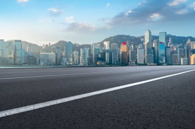 Hong Kon 'da modern şehir mimarisinin yol ve ufuk çizgisi