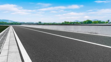 Landscap 'ın Yol Asfaltlama ve Doğal Manzarası