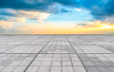 Boş Plaza Tuğlaları ve Gökyüzü Bulutu