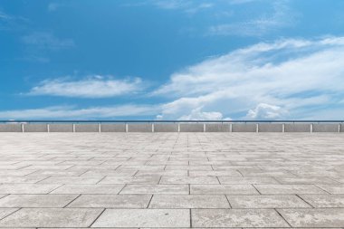 Boş Plaza Tuğlaları ve Güzel Doğal Manzara