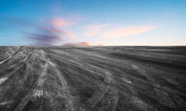 Sky Highway Asfalt Yolu ve güzel gökyüzü günbatımı manzarası