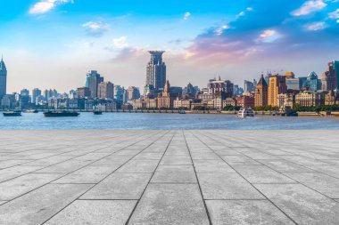 Şehir gökdelenleri ve yol sahası