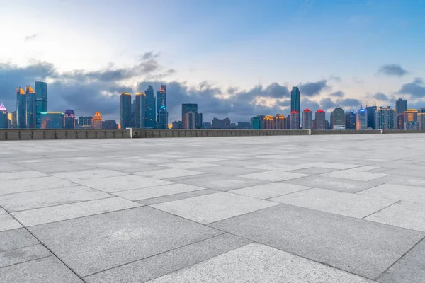 空の大理石の床と青空の下の都市の景色 — ストック写真