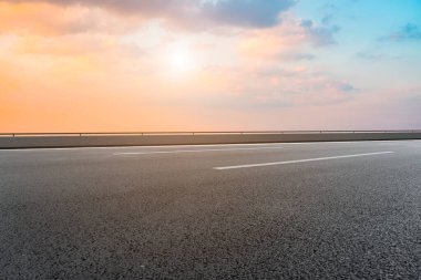 Hava yolu asfalt yol ve güzel gökyüzü manzarası