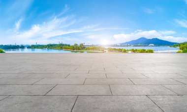 Boş Plaza Zemin Tuğlaları ve Güzel Doğal Sahra Manzarası