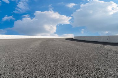 Yol yüzeyi ve gökyüzü kara bulutu