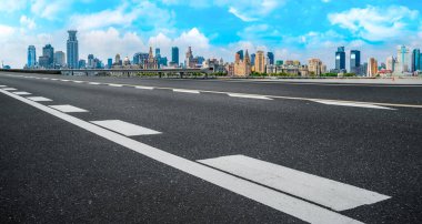 Çin 'deki modern ticari binalar boyunca boş asfalt yol. 