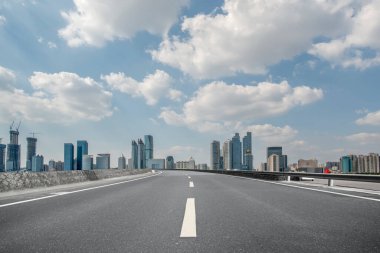 Çin 'deki modern ticari binalar boyunca boş asfalt yol. 