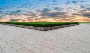 Boş karolar ve güzel gökyüzü manzarası