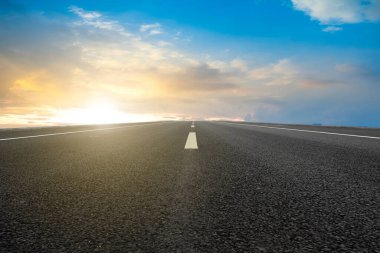 Hava yolu asfalt yol ve güzel gökyüzü manzarası