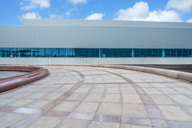 Boş kare döşemeler, modern fabrika binaları ve ambar.