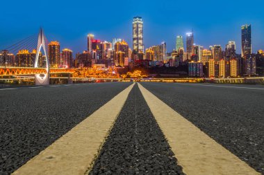 Yol kaldırımı ve Chongqing kentsel mimarisi ufuk çizgisi