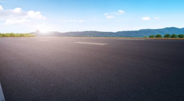 Yol, yer ve gökyüzü kara bulutu