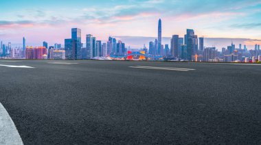 Çin 'deki modern ticari binalar boyunca boş asfalt yol. 