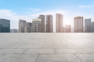 Boş kare döşemeleri olan kentsel gökdelenler