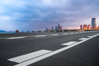 Qingdao Otoyolu 'nun ufuk çizgisi.