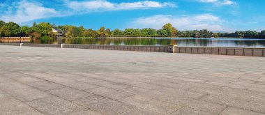 Asfalt yol meydanı ve nehir tepesi Mavi gökyüzünün altında