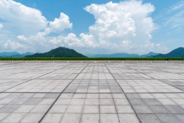 Boş Plaza Tuğlaları ve Güzel Doğal Manzara