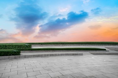 Boş karolar ve güzel gökyüzü manzarası