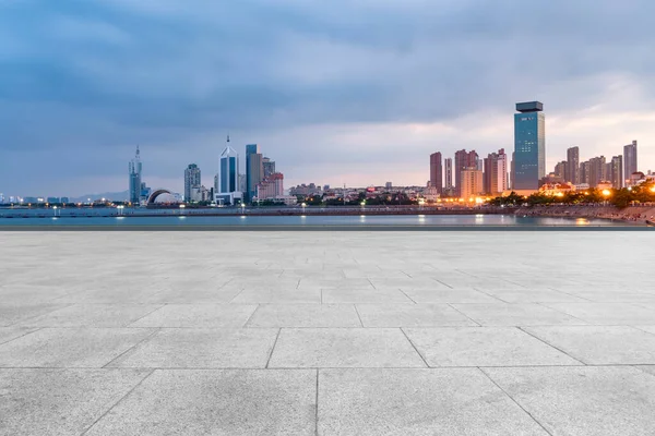 Wolkenkratzer Qingdao Mit Leeren Quadratischen Bodenfliesen — Stockfoto