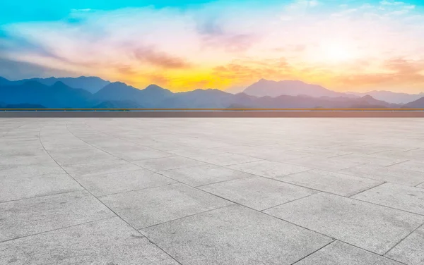 空のプラザフロアレンガと美しい自然景観 — ストック写真