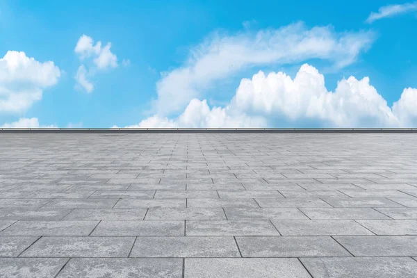 Leerer Steinboden Unter Blauem Himmel Und Weißen Wolken — Stockfoto