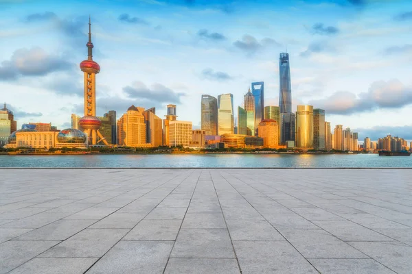 Cielo Azul Suelo Mármol Vacío Horizonte Shanghai Arcos Urbanos —  Fotos de Stock