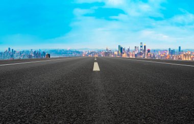 Şehrin gökdelenleri ve asfalt kaldırımları