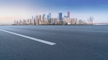 Hava yolu asfalt yolu ve ticari yapının ofis binası