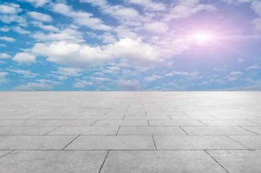 Boş karolar ve güzel gökyüzü manzarası