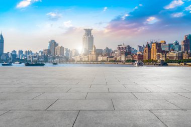 Şehir gökdelenleri ve kare zemin