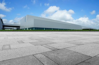 Boş kare döşemeler, modern fabrika binaları ve ambar.