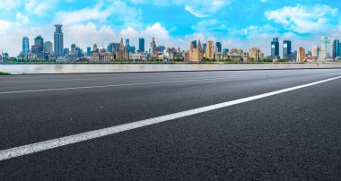 Çin 'deki modern ticari binalar boyunca boş asfalt yol. 