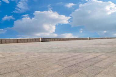 Boş karolar ve güzel gökyüzü manzarası