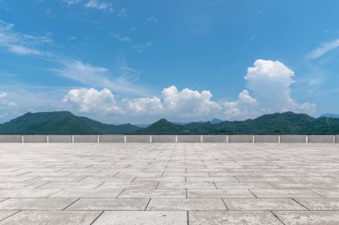 Boş döşemeler ve doğal arazi kaplaması.