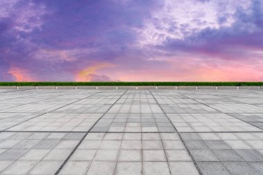 Boş karolar ve güzel gökyüzü manzarası