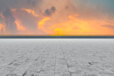 Boş karolar ve güzel gökyüzü manzarası