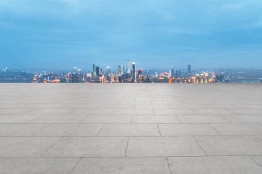 Boş kare döşemeleri olan kentsel gökdelenler