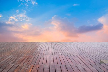 Boş karolar ve güzel gökyüzü manzarası