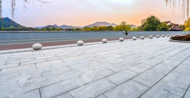 Boş Kare Tuğlalar ve Doğal Manzara