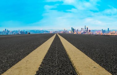 Şehrin gökdelenleri ve asfalt kaldırımları