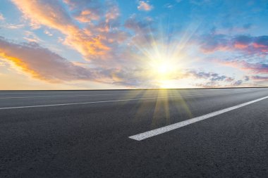 Asfalt yol ve gökyüzü