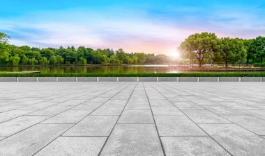Boş karolar ve güzel gökyüzü manzarası