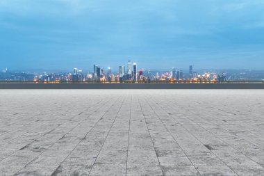 Boş kare döşemeleri olan kentsel gökdelenler