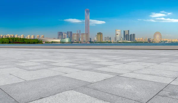 Piso Mármol Vacío Paisaje Urbano Cielo Nuboso Azul —  Fotos de Stock