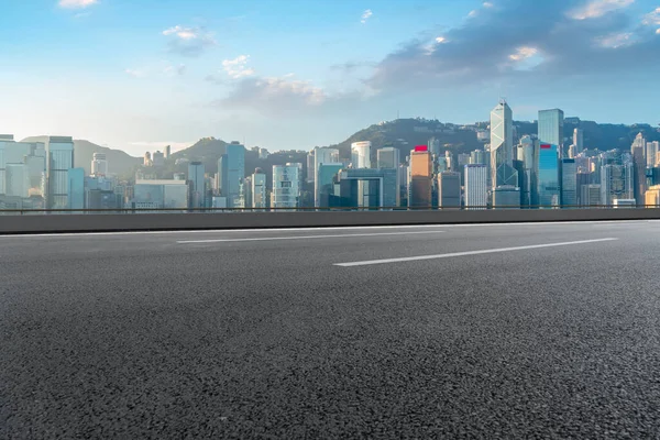 Hong Kon 'da modern şehir mimarisinin yol ve ufuk çizgisi