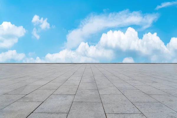 Leerer Steinboden Unter Blauem Himmel Und Weißen Wolken — Stockfoto